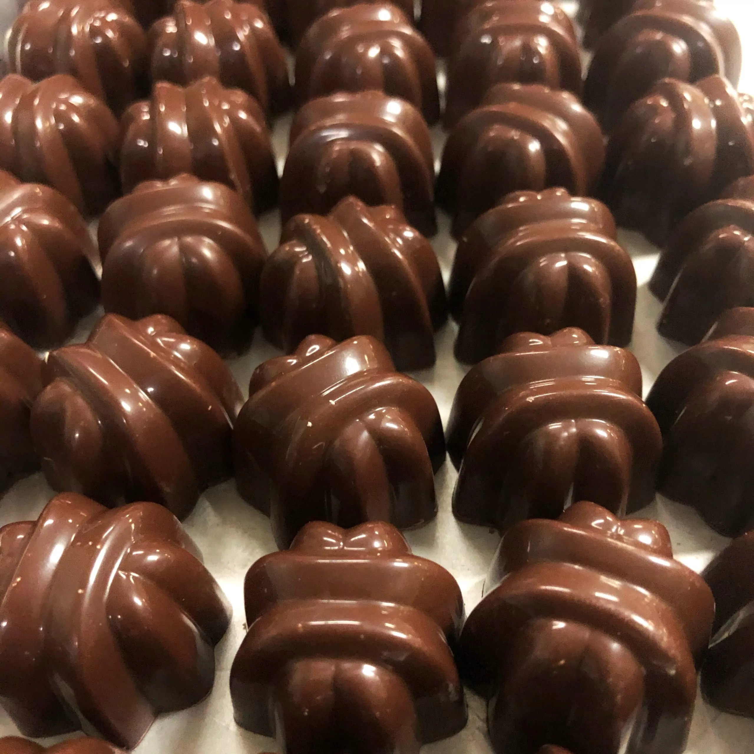 Bombón de chocolate oscuro relleno de kiwi